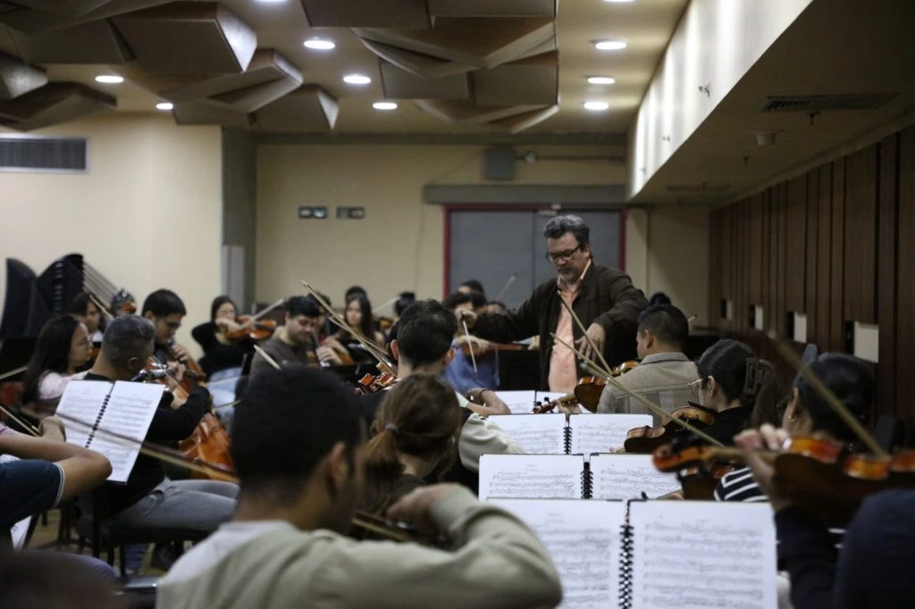 Luis Miguel González junto sección de cuerdas de la OSSBV