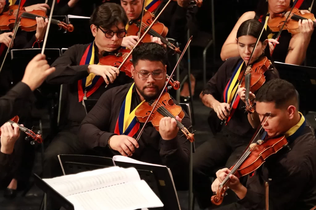 Bajo la dirección de Christian Vásquez culmina exitosa gira de El Sistema en México