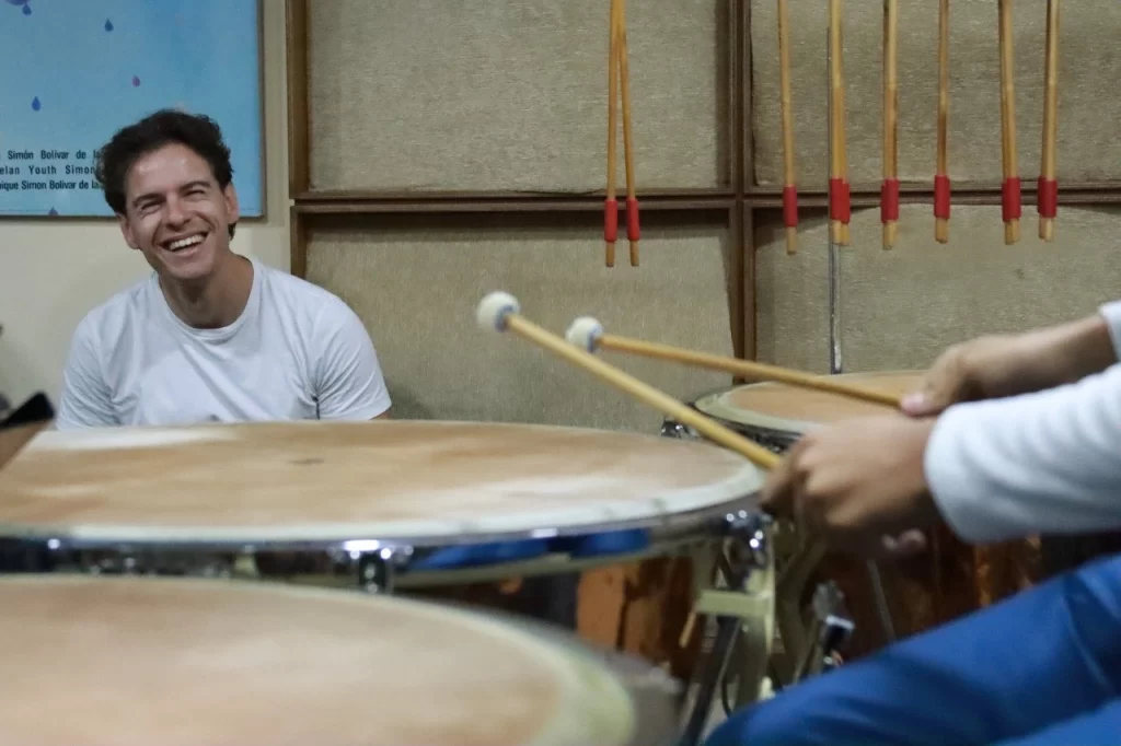 El timpanista de la aclamada Filarmónica de Berlín, Vicent Vogel, aterrizó por primera vez en Venezuela para sumergirse en la vibrante atmósfera de El Sistema.