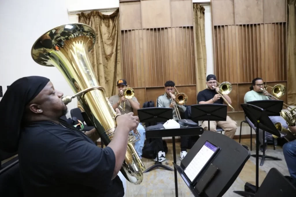 Quebrada Honda presenta un viaje desde el clasicismo hasta el funk moderno